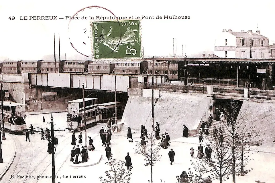 Carte postale ancienne : place animée au Perreux, tramways, passants et pont ferroviaire au-dessus de la place