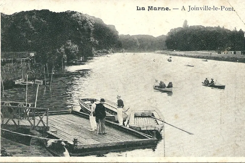 Carte postale ancienne : barques et ponton en bois sur la Marne à Joinville-le-Pont, rive boisée en arrière-plan